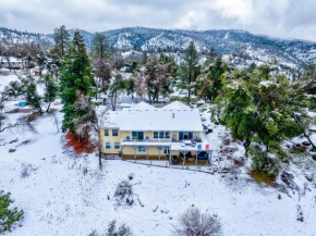 TWO homes with Stunning Views King Bed, Level 2 Electric Vehicle Smart Station, Hot Tub, Games and Fire pit, Perfect for Multi-Family Getaways